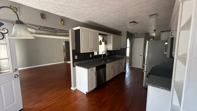 Photo - 212 Towler Dr