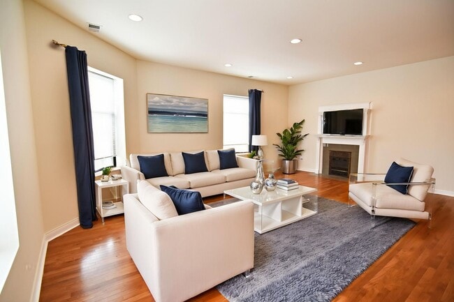 Building Photo - 800-802 W. BELMONT Unit 802-3E