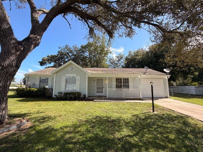 Building Photo - Charming Updated Home with New Appliances, Fenced Yard & Great SE Ocala Location!