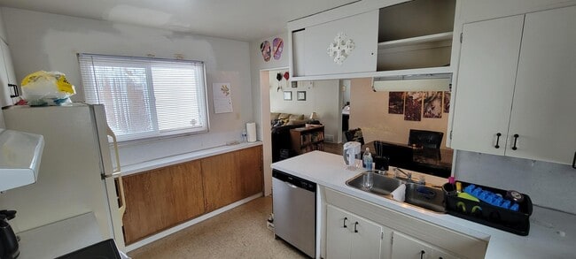 Photo - 2047 McBride Crescent