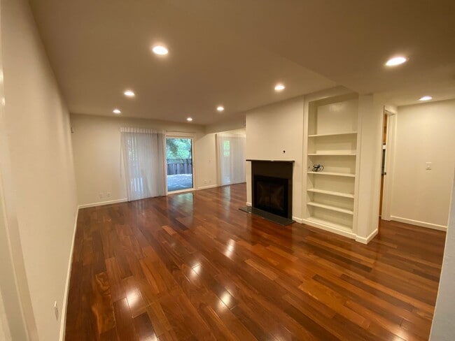 Building Photo - 20812 4th St Unit 11