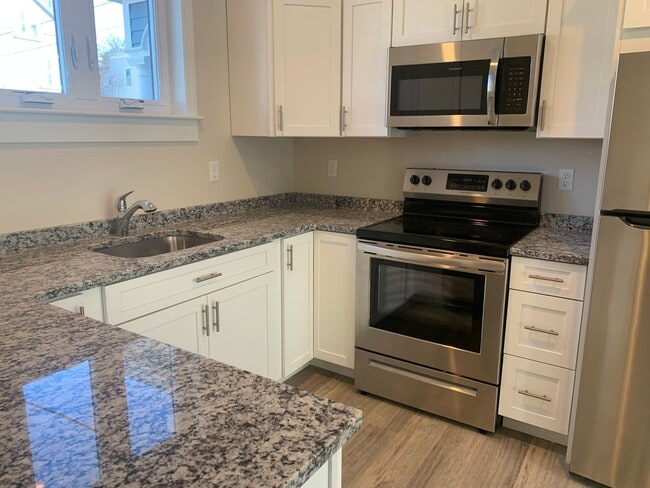 Photo - 129 Kenoza Ave Unidad 3