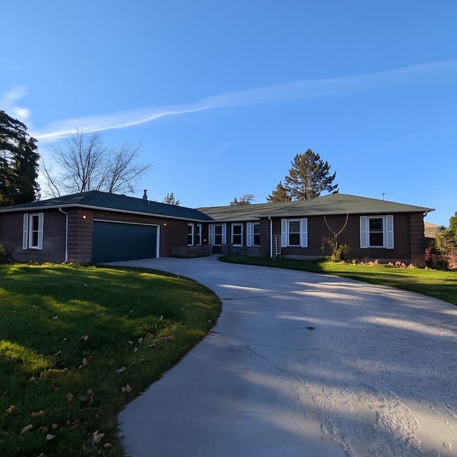 Building Photo - 201 S 19th Ave Unit 201 S 19th Ave (Upstairs)