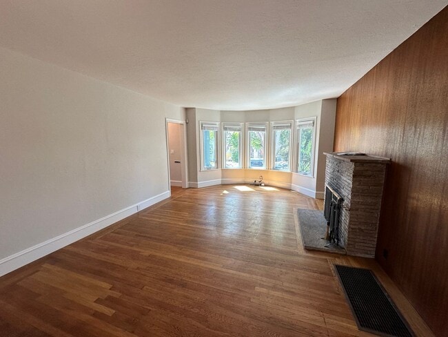 Photo - 669 Neilson St