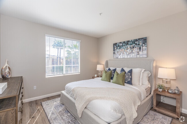 1BR, 1BA - 813SF