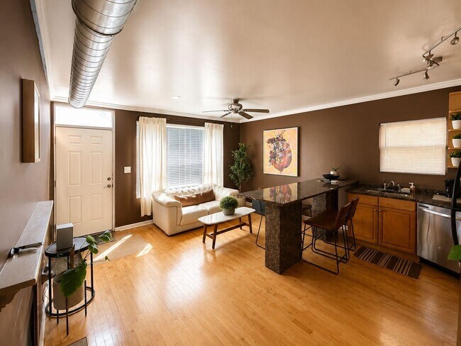 Photo - 1028 W 20th Pl