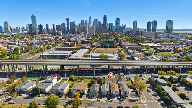 Building Photo - 87 Merseles St