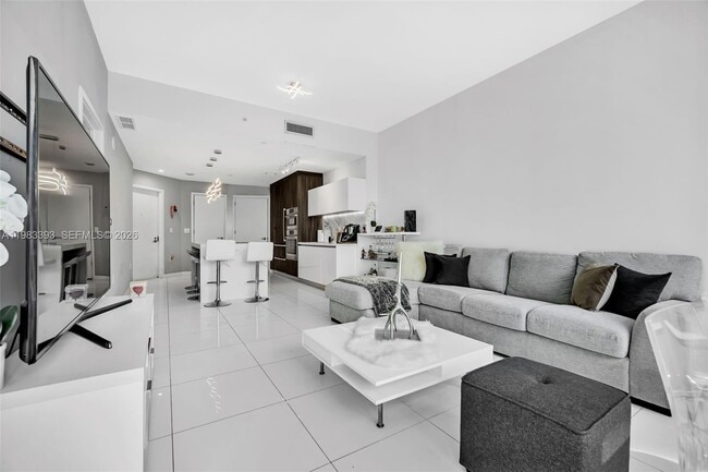 Photo - 851 NE 1st Ave Unidad 806