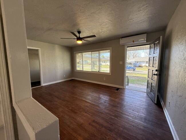 Photo - 532 Showalter Dr