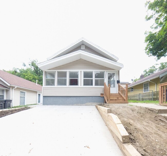 Building Photo - 1200 Sqft. 2 Bedroom 1 Bath Rental