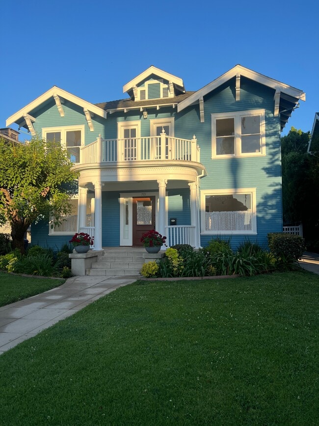 Vista frontal de la casa - 713 S Bronson Ave