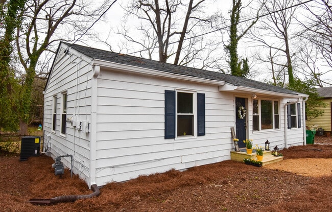 Building Photo - Welcome to this charming 3-bedroom, 1-bath... Rental