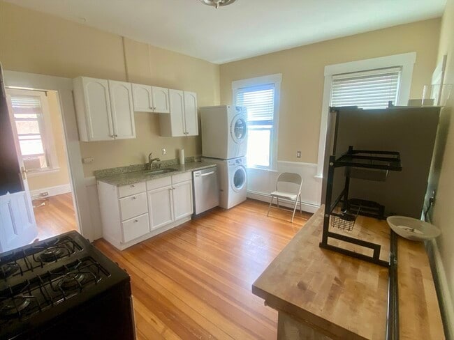 Building Photo - 133 Otis St Unit 2R