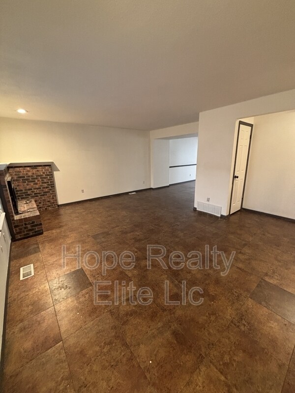 Photo - 2079 Sussex Ln