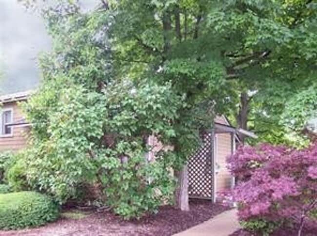 GREAT ANN ARBOR LOCATION – 2-BEDROOM END UNIT!