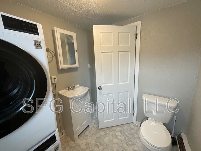 Photo - 422 N High St