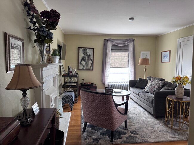 Building Photo - 36 Kay St Unit 6 Rental