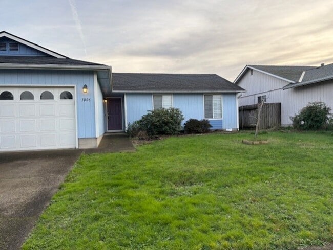 Building Photo - 3 bedroom/2 bath home