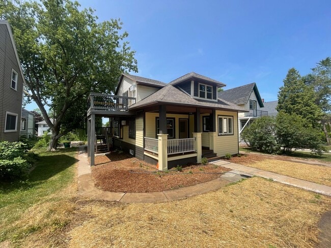 Building Photo - 420 S Van Buren St Unit Upper