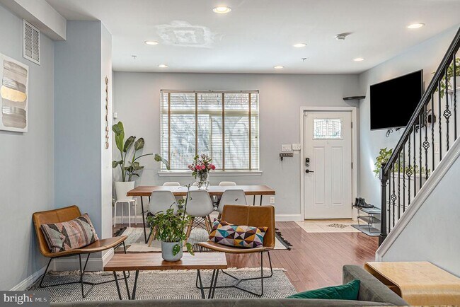 Photo - 1935 W George St