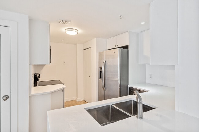 Photo - 701 Brickell Key Blvd Unidad # 1411