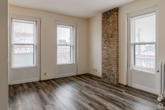 1BR, 1BA - 550SF - Living Room