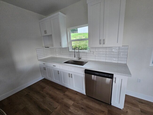 Photo - 1158 W 1st St