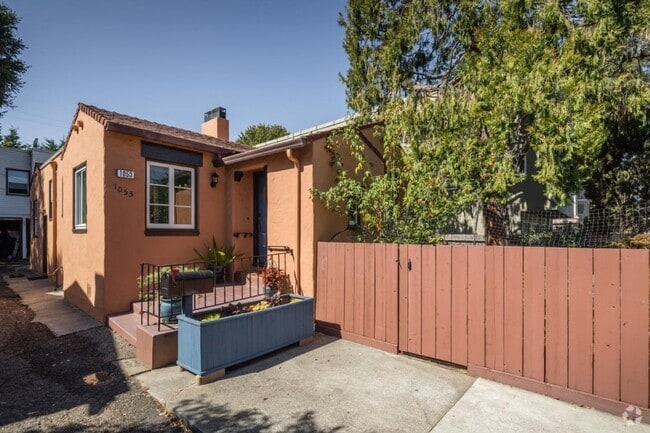 Building Photo - 1053 El Camino Real Unit House