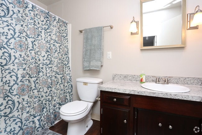 2BR, 1BA - 950 SF - Bathroom