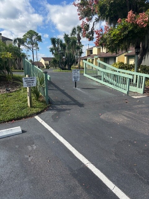 Rampa a casa desde el espacio de estacionamiento - 149 Club House Blvd