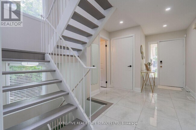 Photo - 36 Blueridge Square