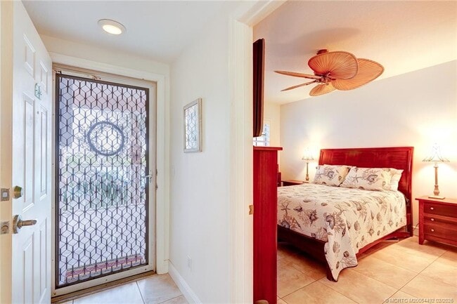 Photo - 5750 NE Island Cove Way Unidad 3302