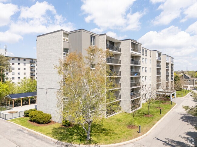 Building Photo - Somerset Place