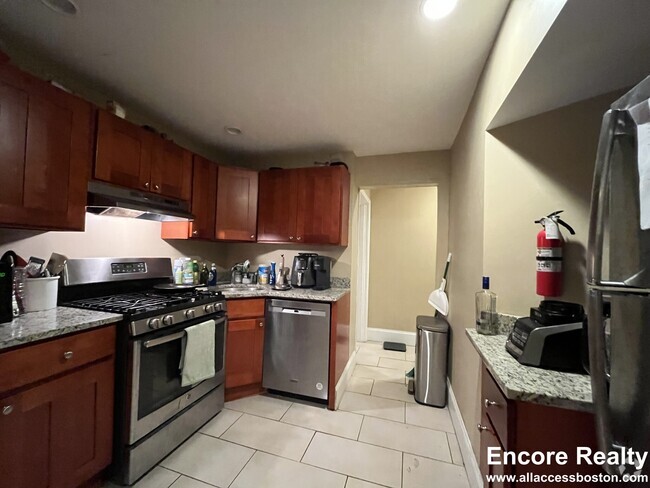Building Photo - 185 Pleasant St Unit 1 Rental