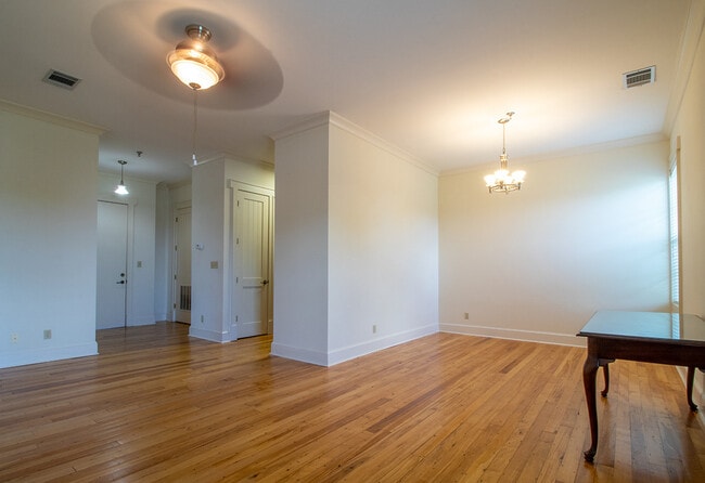 1 Bedroom / 2 Bath / 1000 sq ft apartments - Hunt-Phelan Apartments