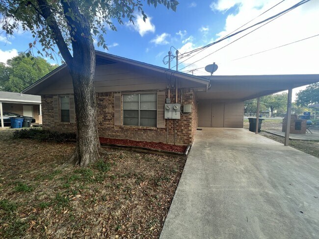 Building Photo - Adorable 2-Bedroom Duplex Just Minutes fro...