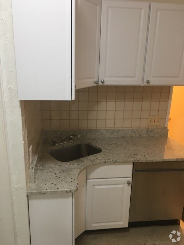 Building Photo - 4 Adella Pl Unit 2 Rental