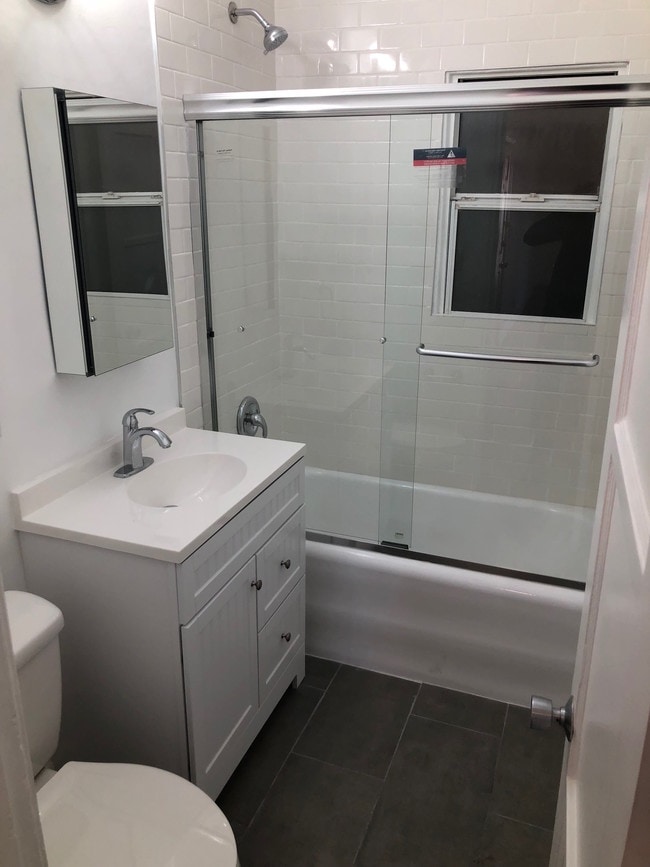 Bathroom - 1352 S Burnside Ave Unit 7