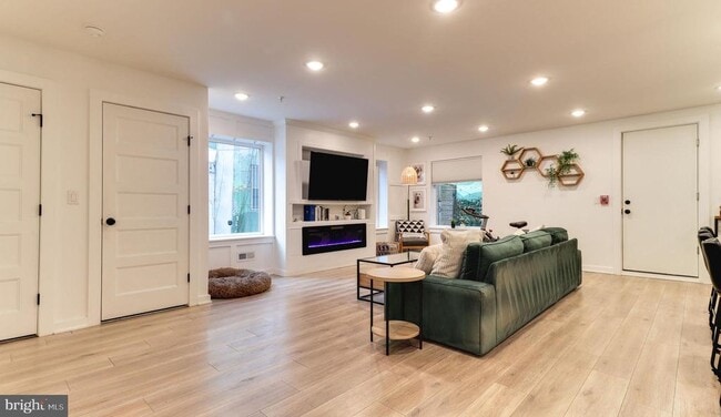 Building Photo - 1206 N Orianna St Unit 2