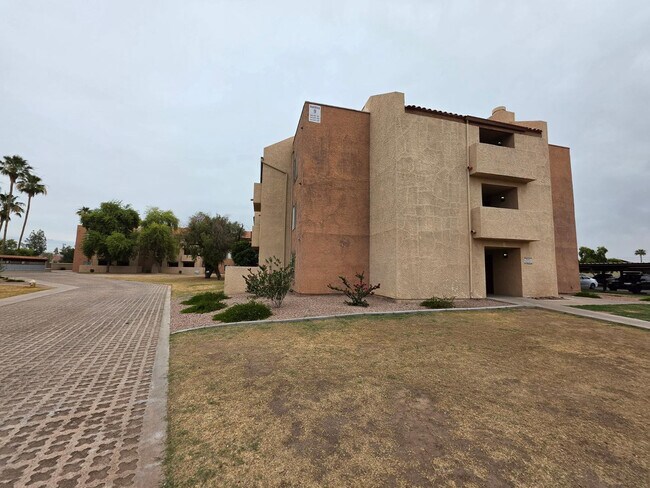 Building Photo - 540 N May Unit Apt 3119