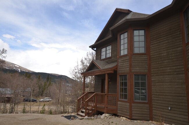 Building Photo - Oak Street Duplex Unit 372 N. Oak Street