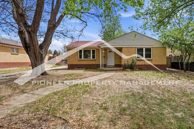 Building Photo - Spacious Home with Washer/Dryer and Fenced Yard