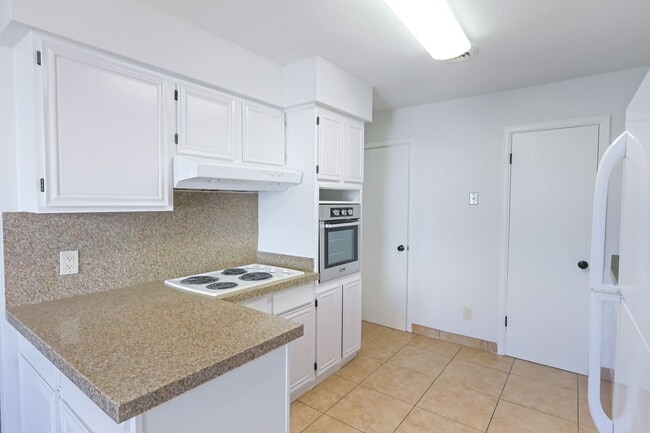 Photo - 3 BEd CONDO, NO DEPOSIT AND WATER INCLUDED...
