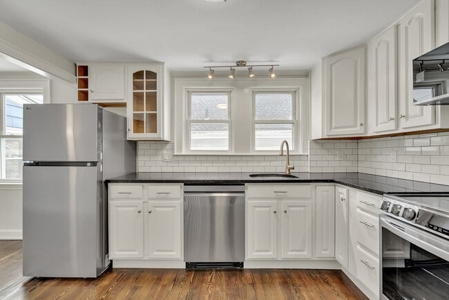 Building Photo - 19 Fairview Ave Unit B