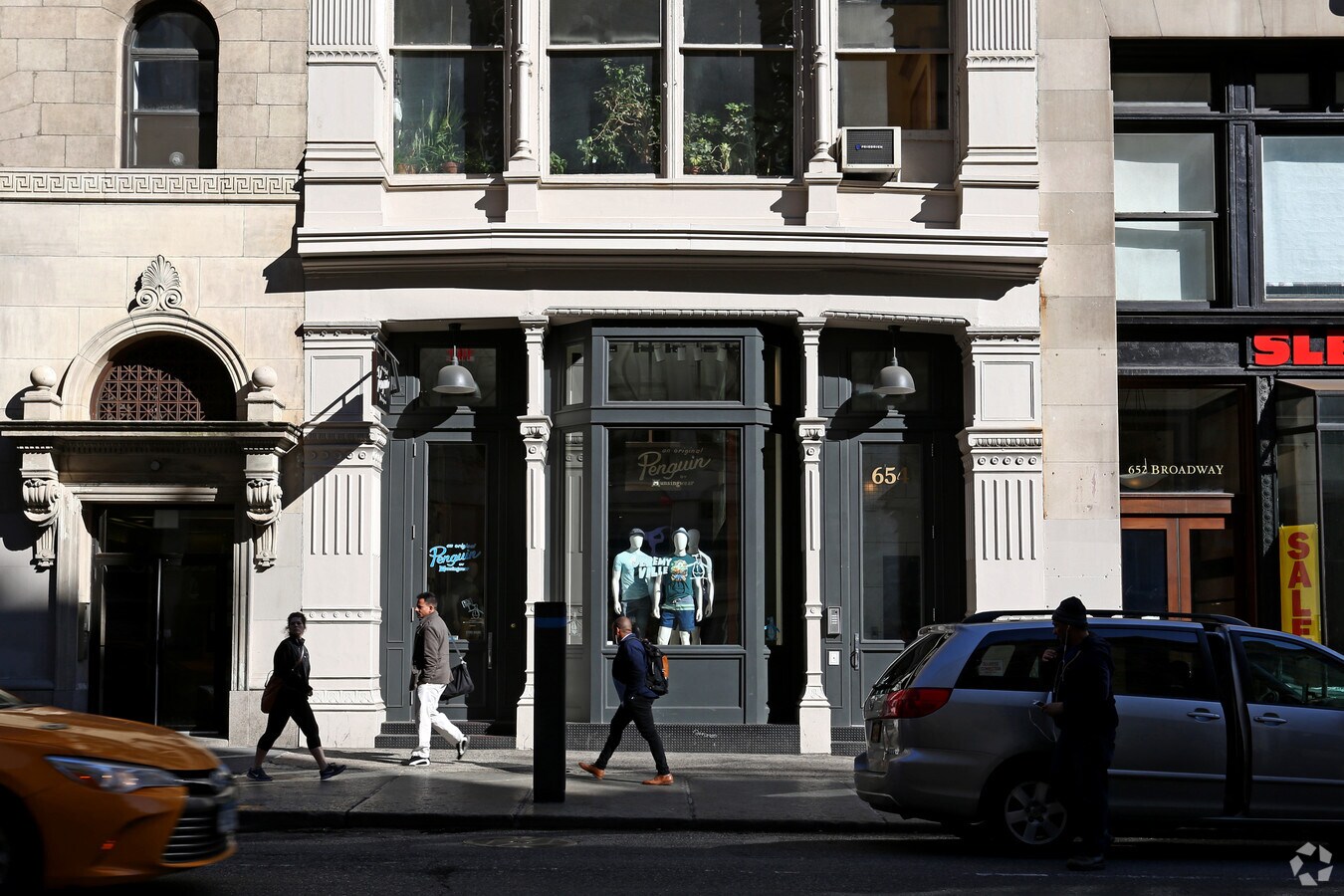 Photo - 654 Broadway