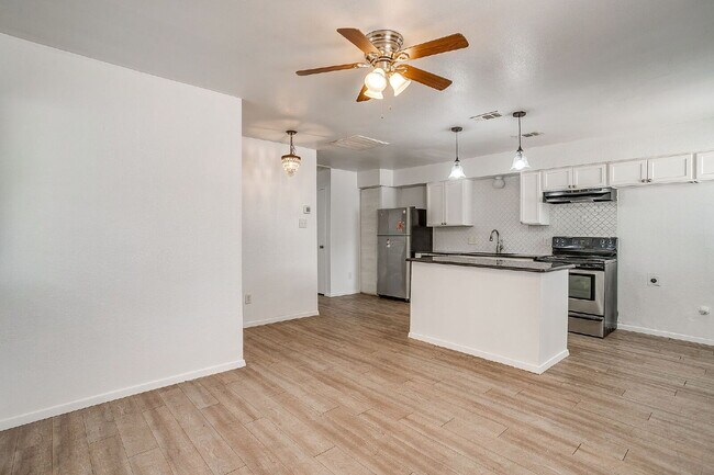 Charming 2 bedroom, 1 bath Fairmount Duplex