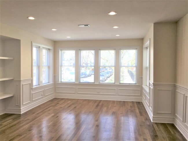 Building Photo - 3659 W Belle Plaine Ave Unit 1