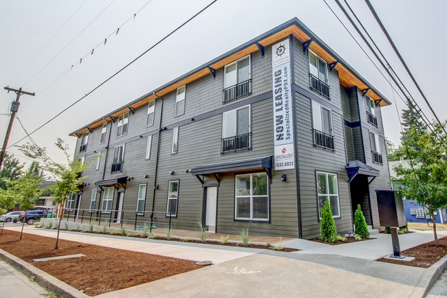 Building Photo - 686 SE Spokane St Unit 2.