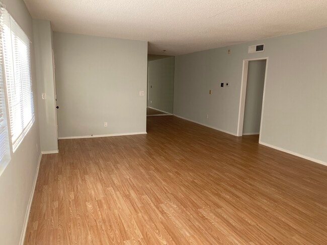 Building Photo - 5354 Lindley Ave Unit 305 Rental