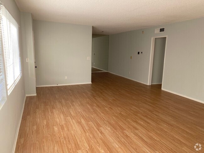 Building Photo - 5354 Lindley Ave Unit 305 Rental